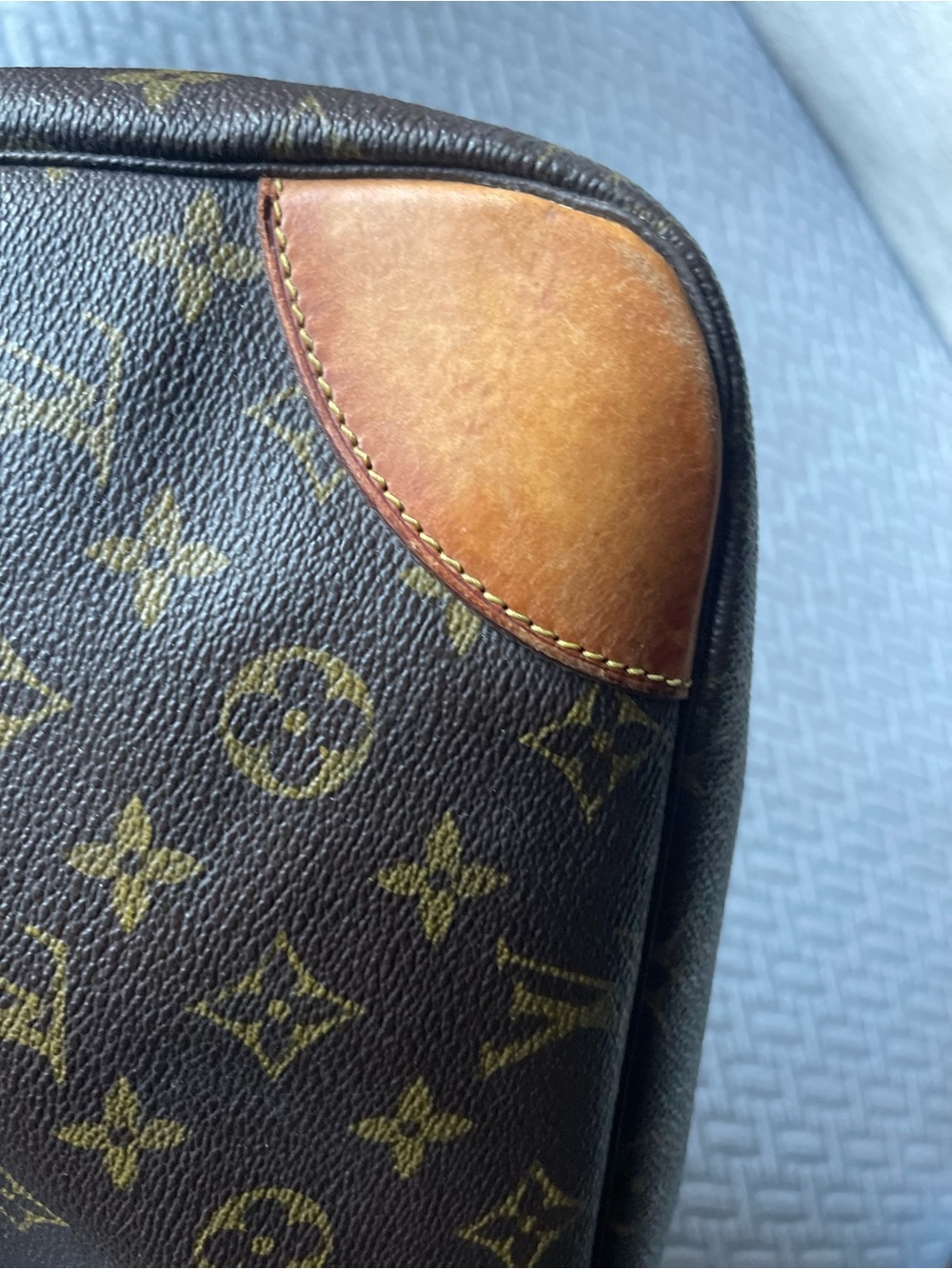 Louis Vuitton Monogram Canvas Shoulder Bag with Natural Leather Trim - Picture 6 of 15
